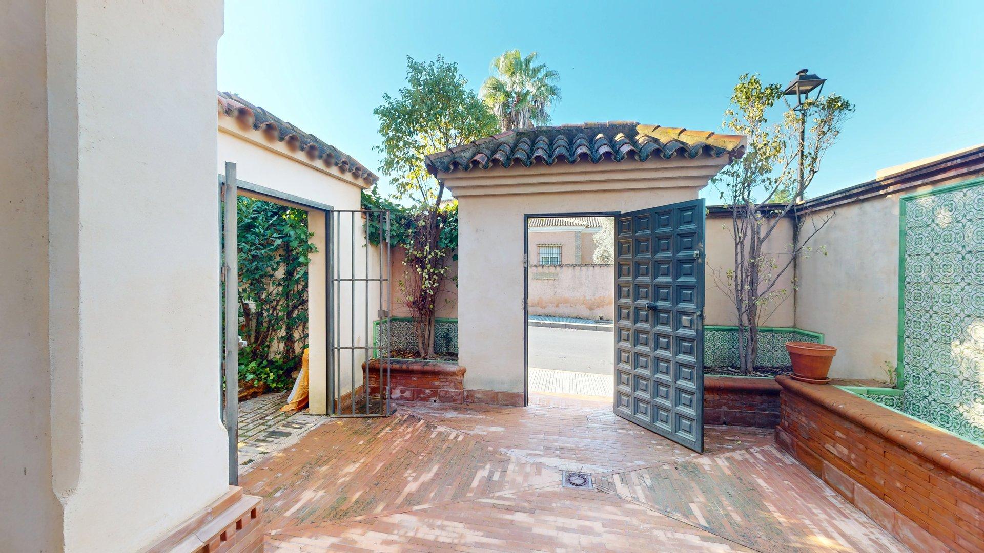 Entrada exterior de la vivienda con patio