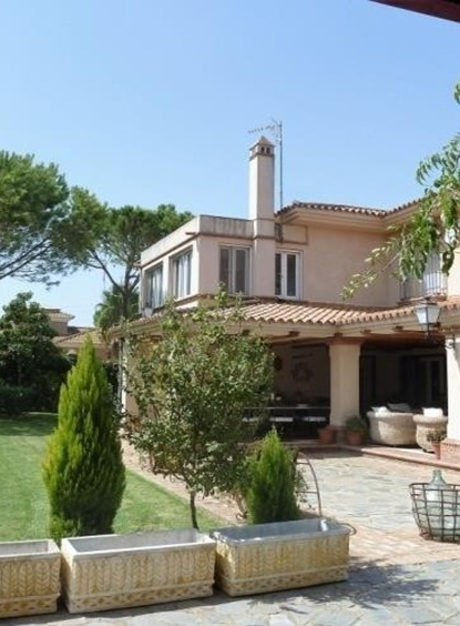 Fachada exterior de vivienda con jardín en Dehesa Golf