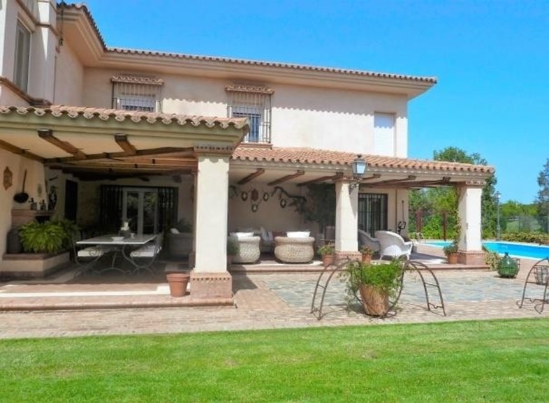 Porche cubierto con zona de estar