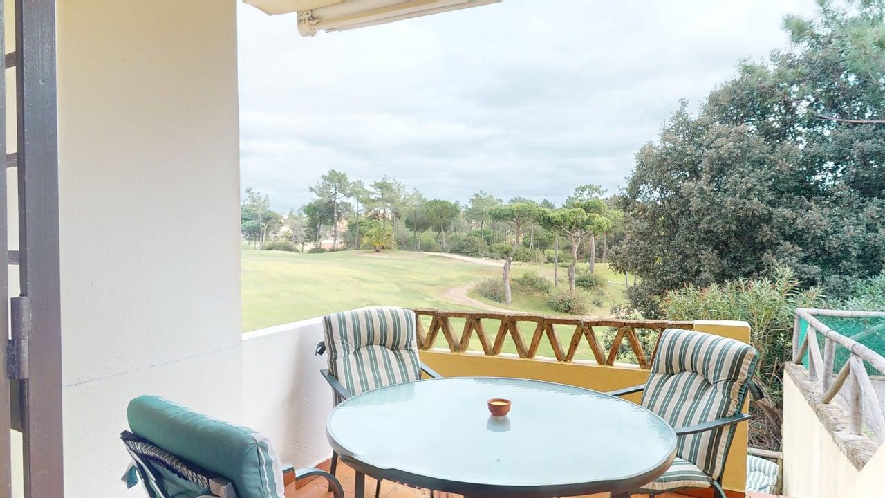 Vistas al campo de golf y zona ajardinada desde terraza privada en Islantilla, Huelva