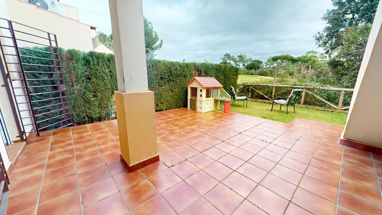 Jardín privado con terraza y zona verde junto al campo de golf en Islantilla, Huelva