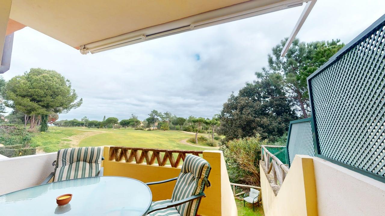 Terraza cubierta con toldo y vistas abiertas al campo de golf en Islantilla, Huelva