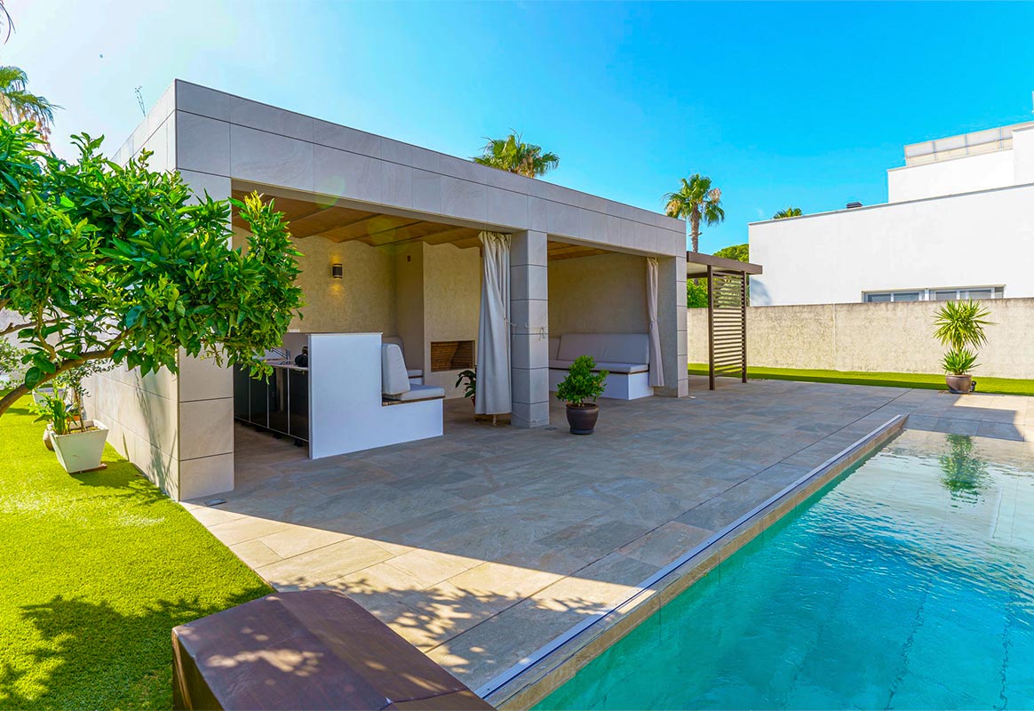 Zona exterior con piscina privada, porche cubierto y cocina exterior en vivienda en venta