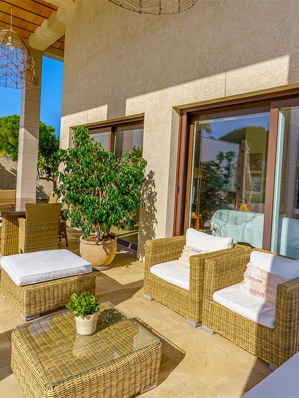 Terraza exterior con zona chill-out y mobiliario de descanso en vivienda en venta