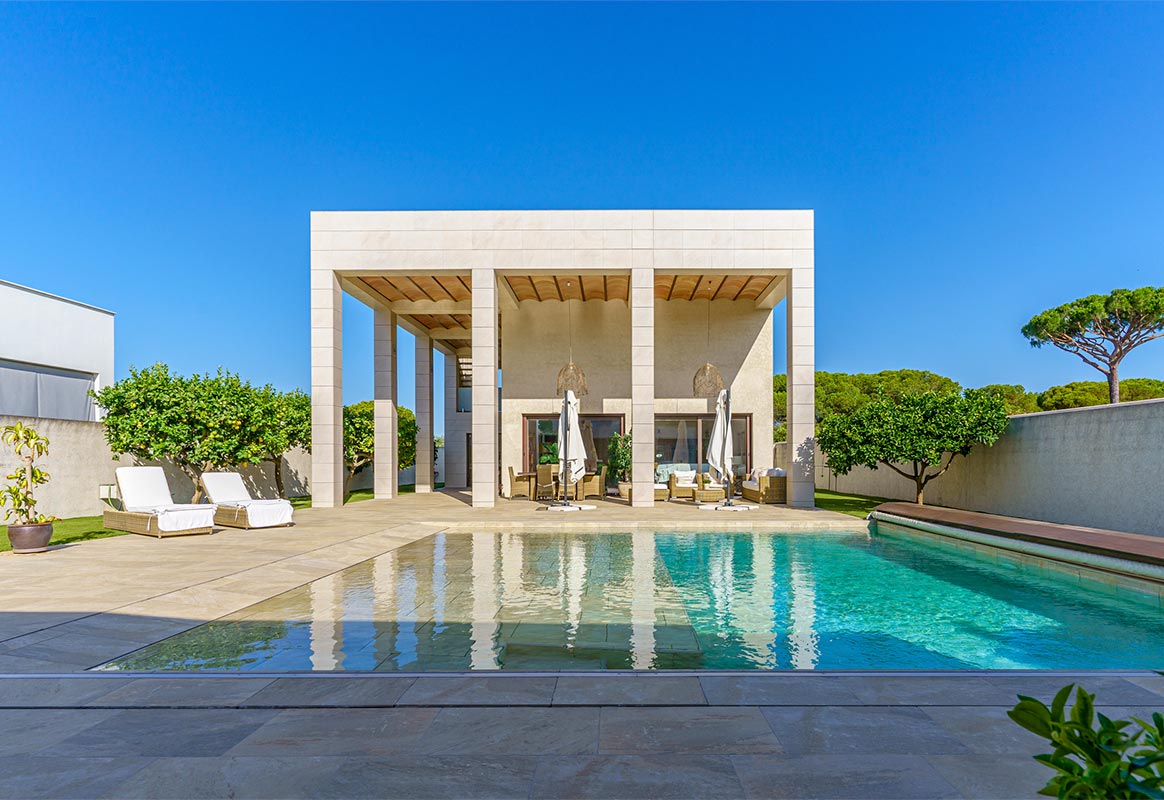 Piscina privada con porche y fachada de vivienda en venta