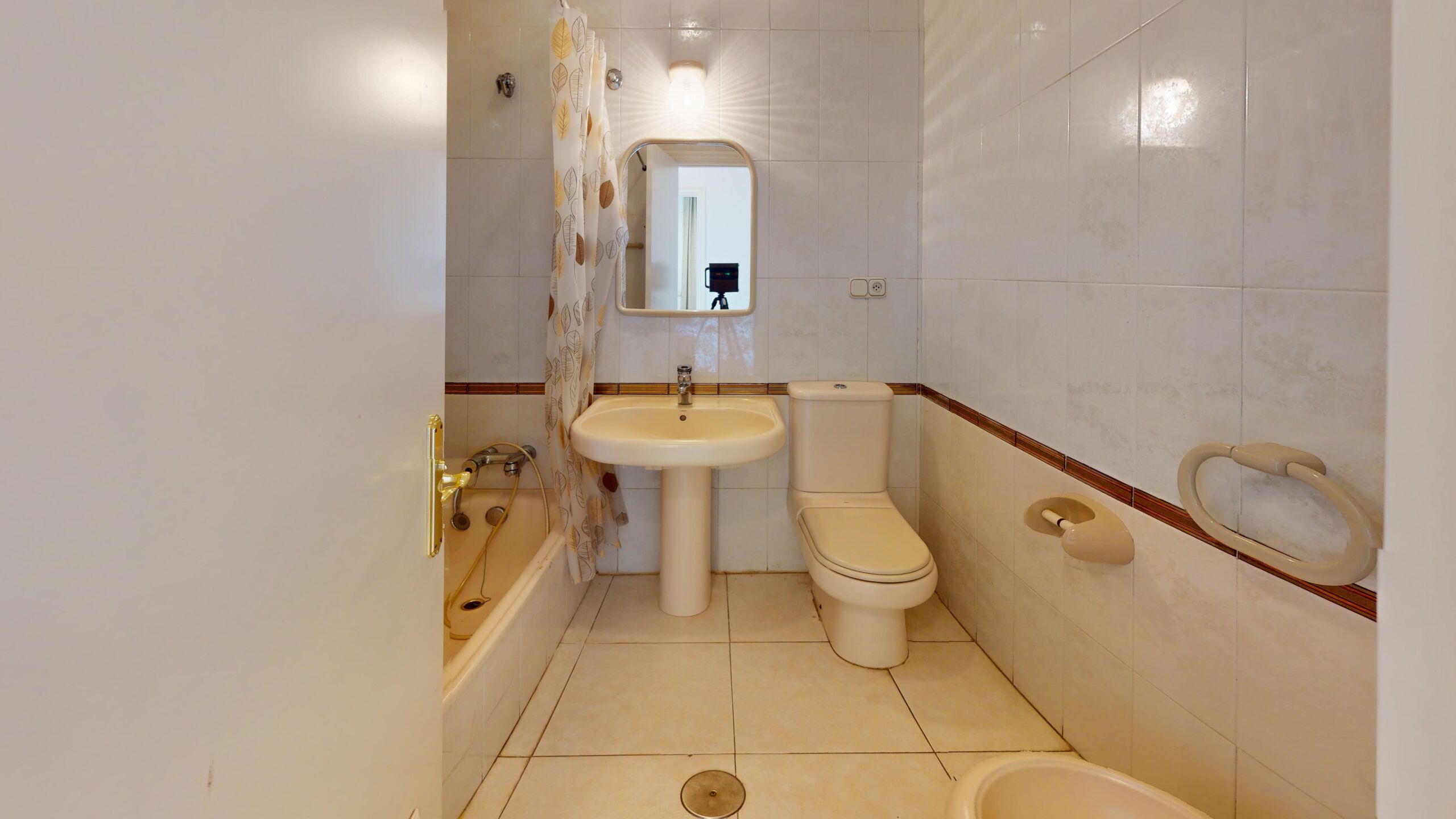Baño de casa en venta en Rota con lavabo, espejo y bañera