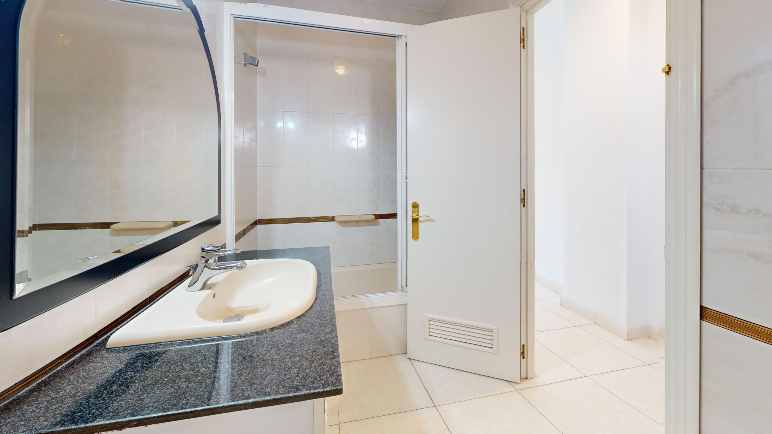 Baño completo de casa en venta en Rota con lavabo y plato de ducha