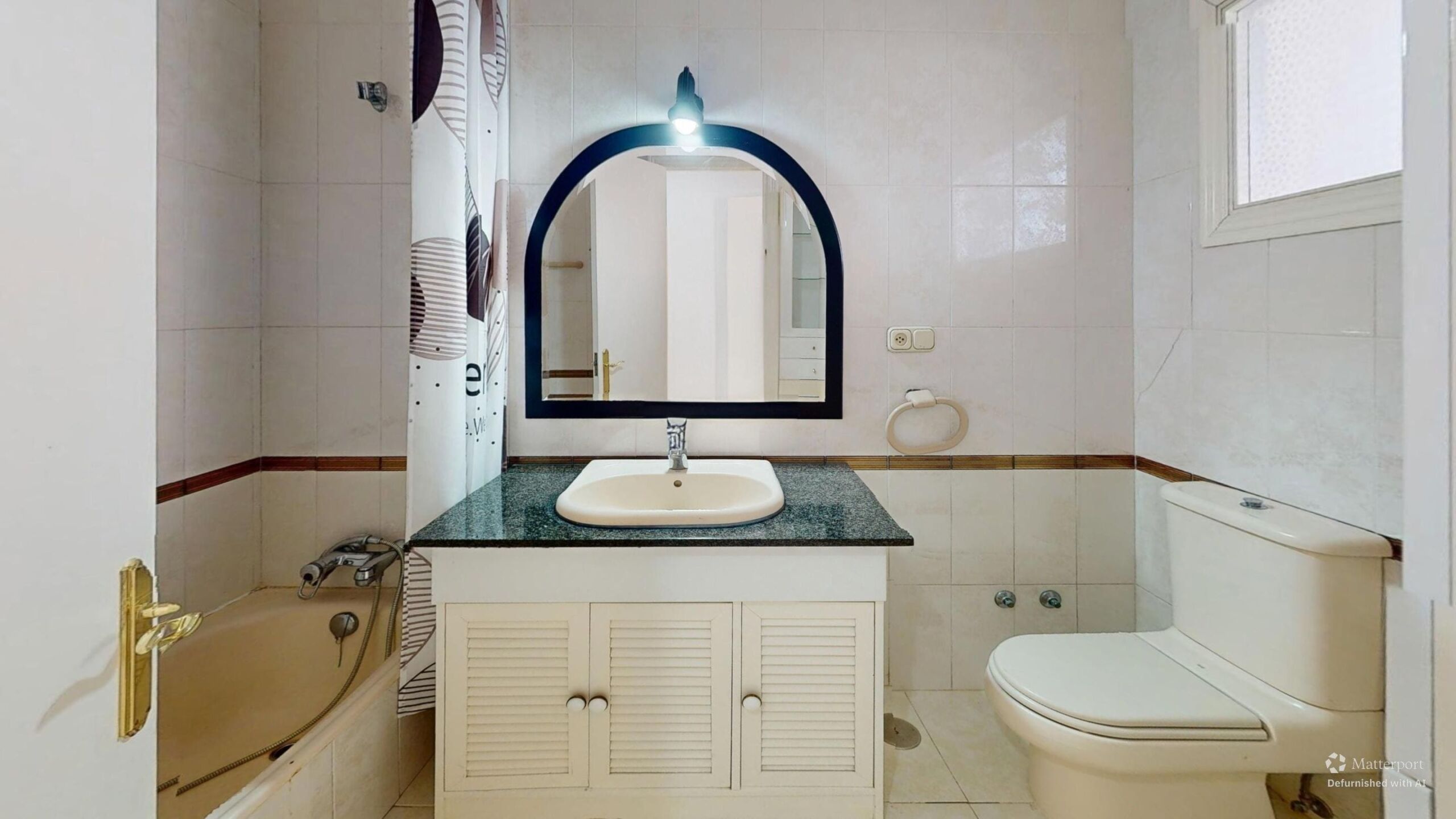 Baño de casa en venta en Rota con lavabo y luz natural