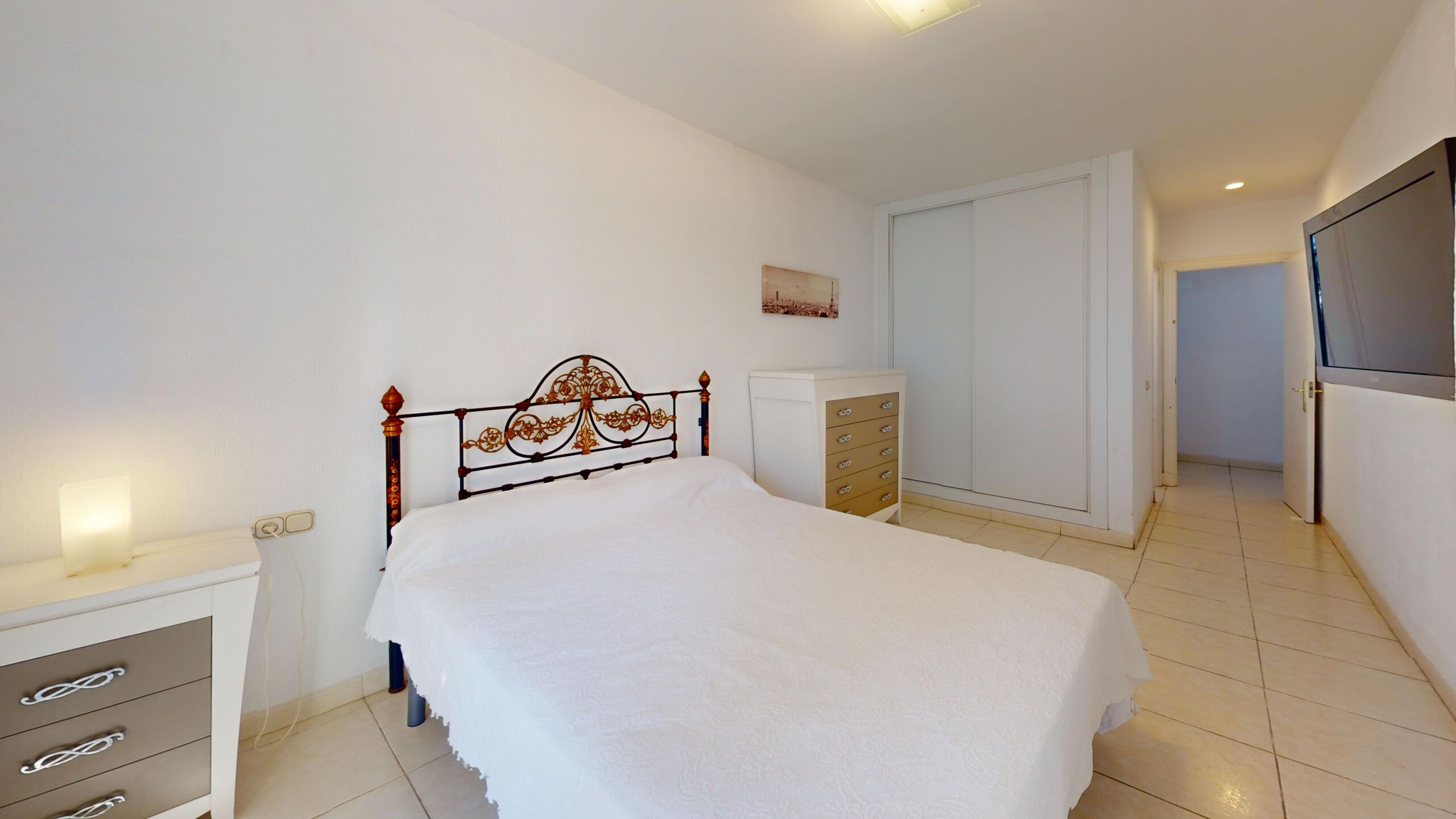 Dormitorio principal de casa en venta en Rota con armarios y buena amplitud