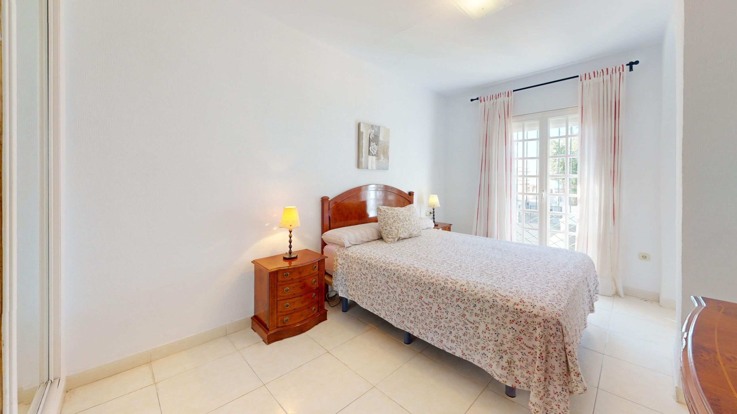 Dormitorio de casa en venta en Rota con luz natural y salida al exterior