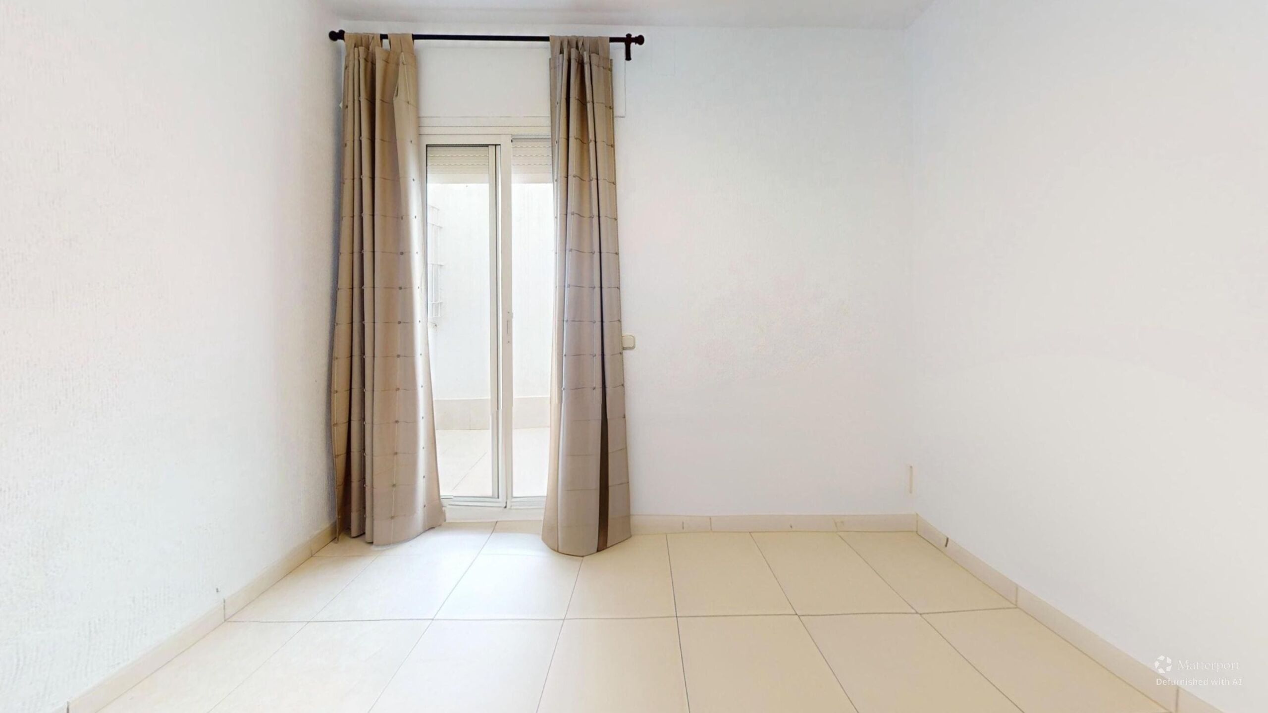 Dormitorio vacío de casa en venta en Rota con luz natural