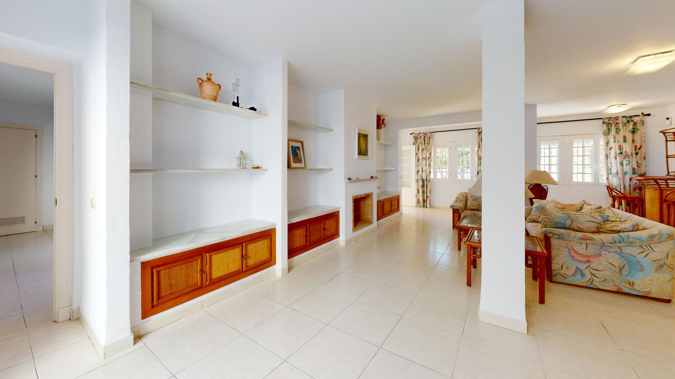 Distribuidor interior de casa en venta en Rota con espacios amplios y luminosos