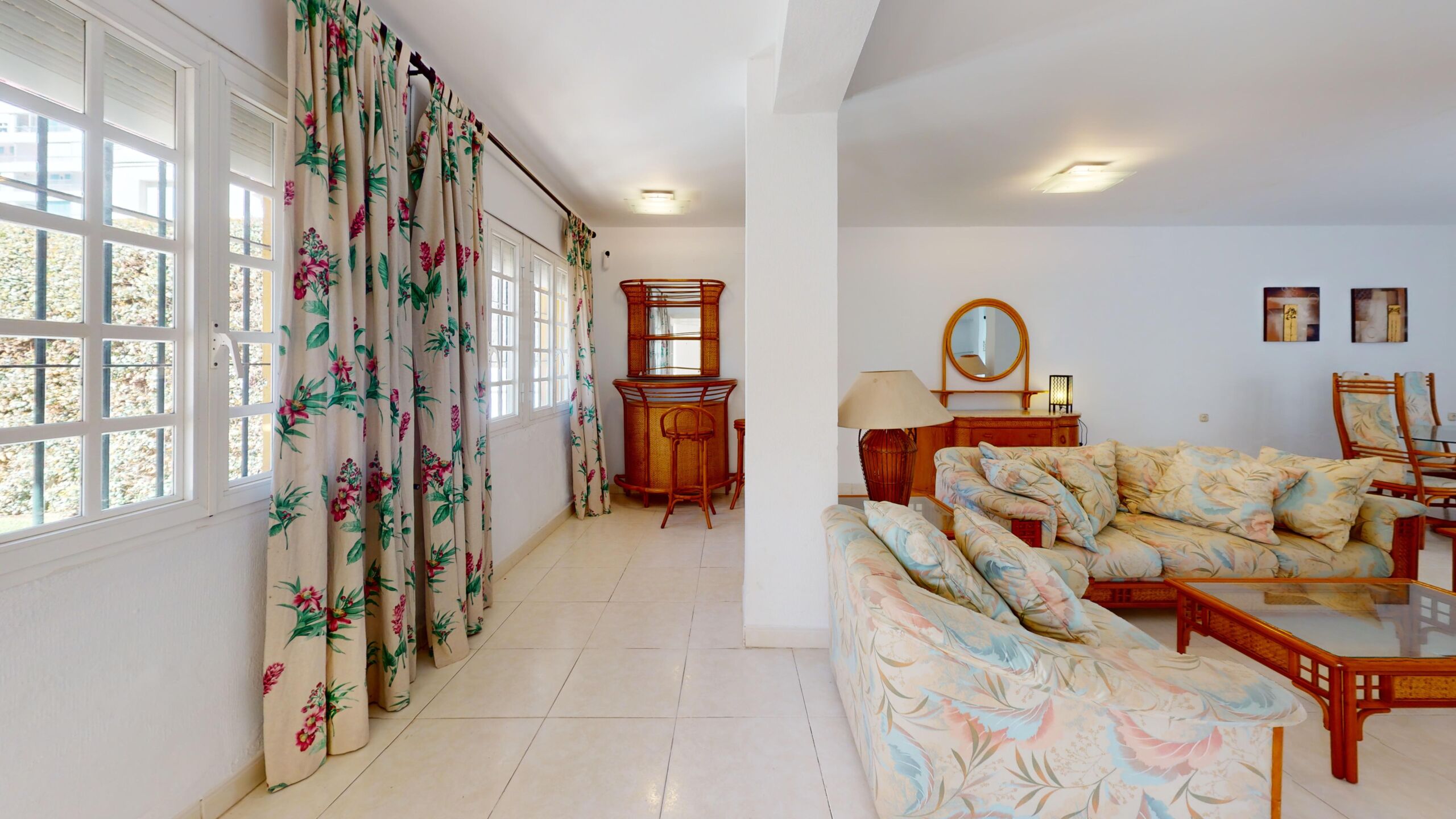 Salón amplio de casa en venta en Rota con mucha luz natural