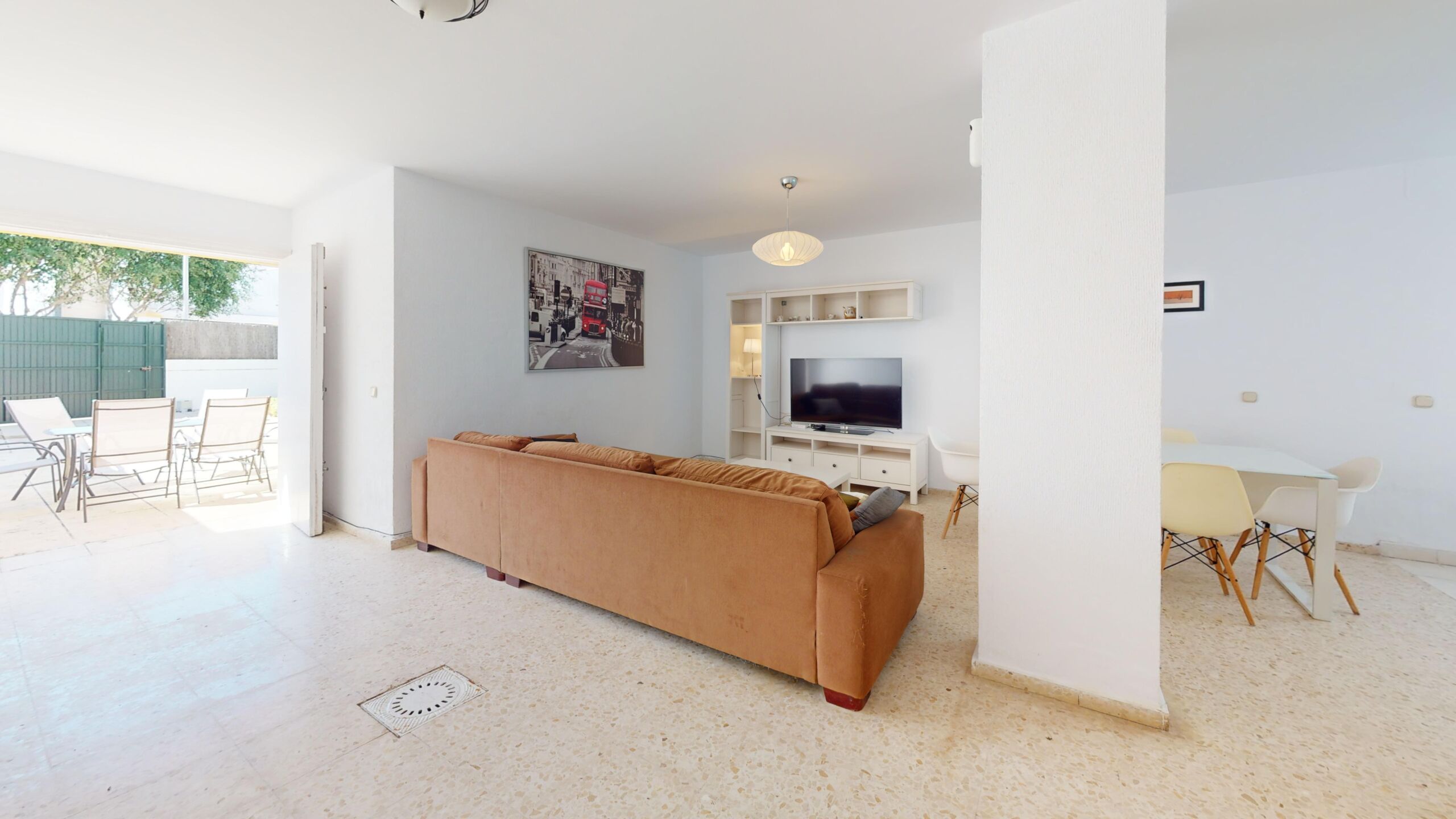 Salón de casa en venta en Rota con salida al exterior y mucha luz natural