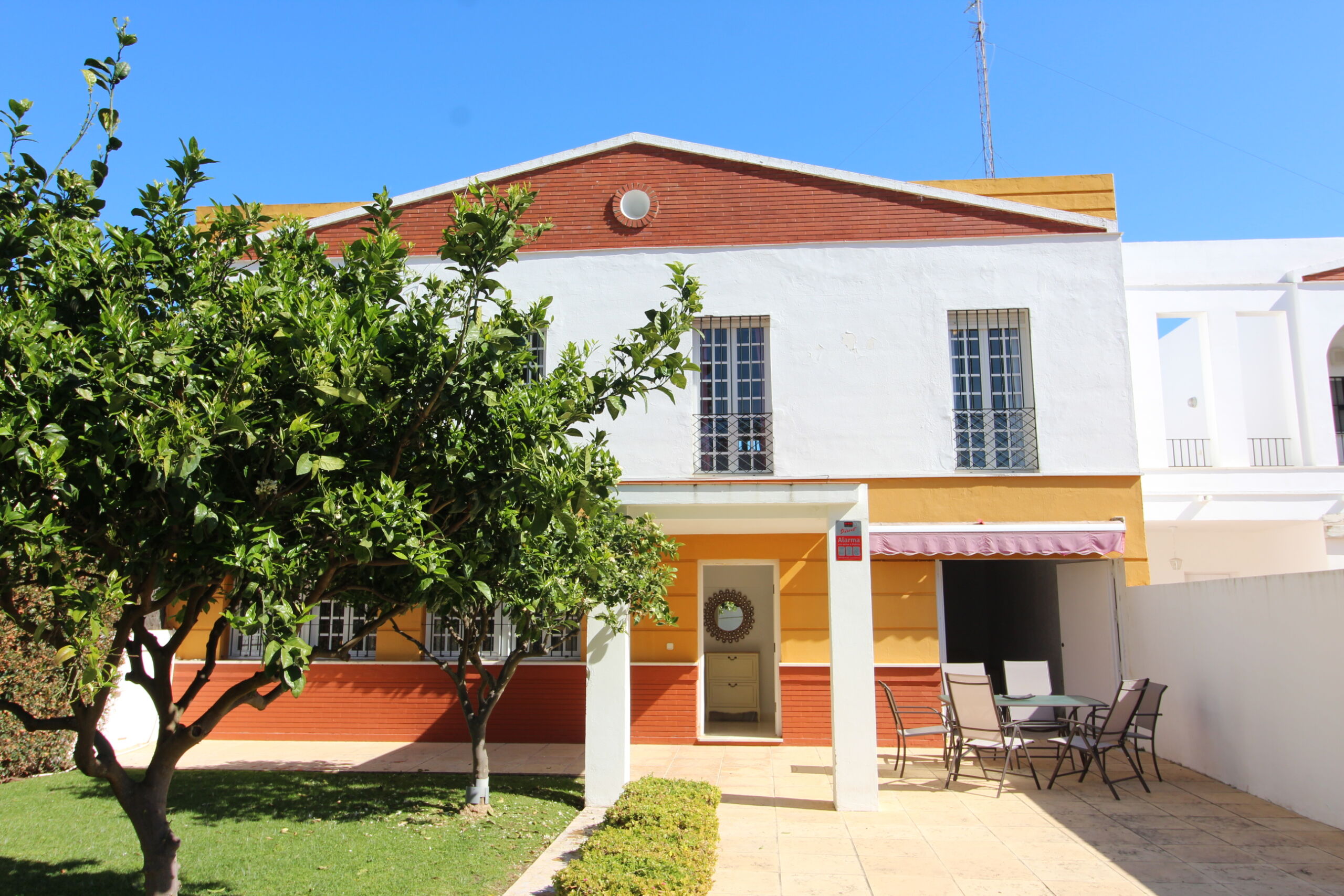 Fachada de casa en venta en Rota con jardín delantero y entrada principal