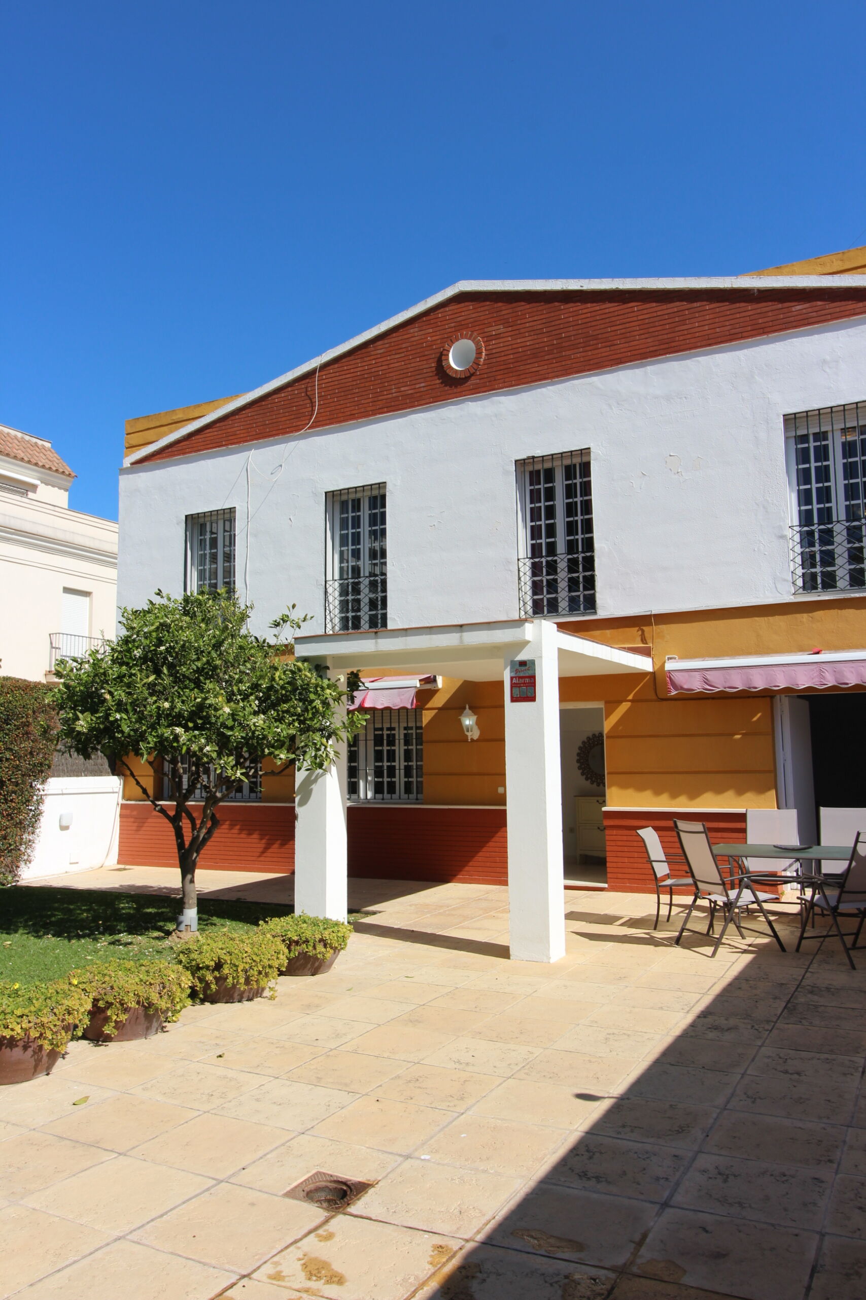 Entrada principal de casa en venta en Rota con patio delantero y zona exterior