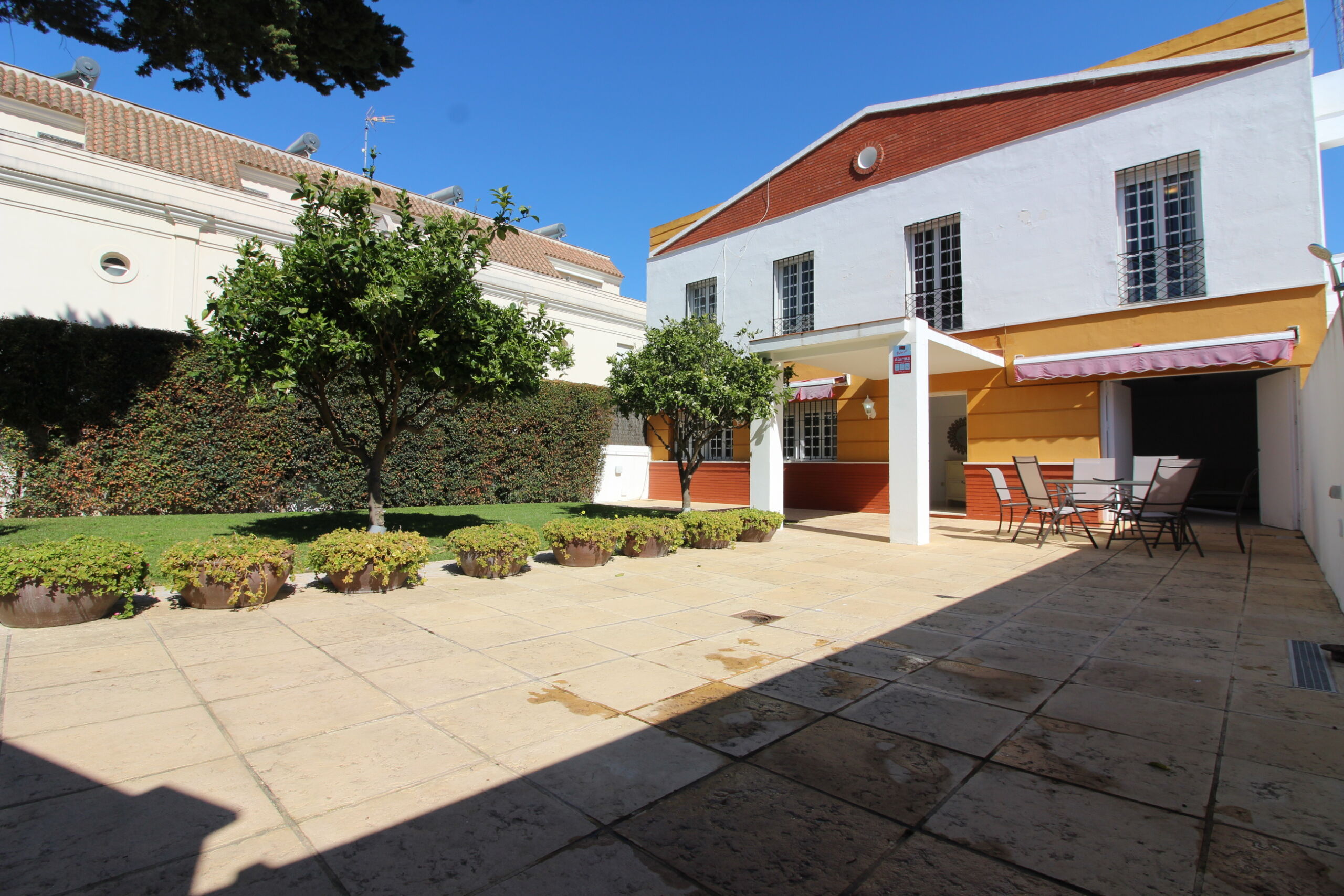 Fachada exterior de casa en venta en Rota con amplio patio delantero