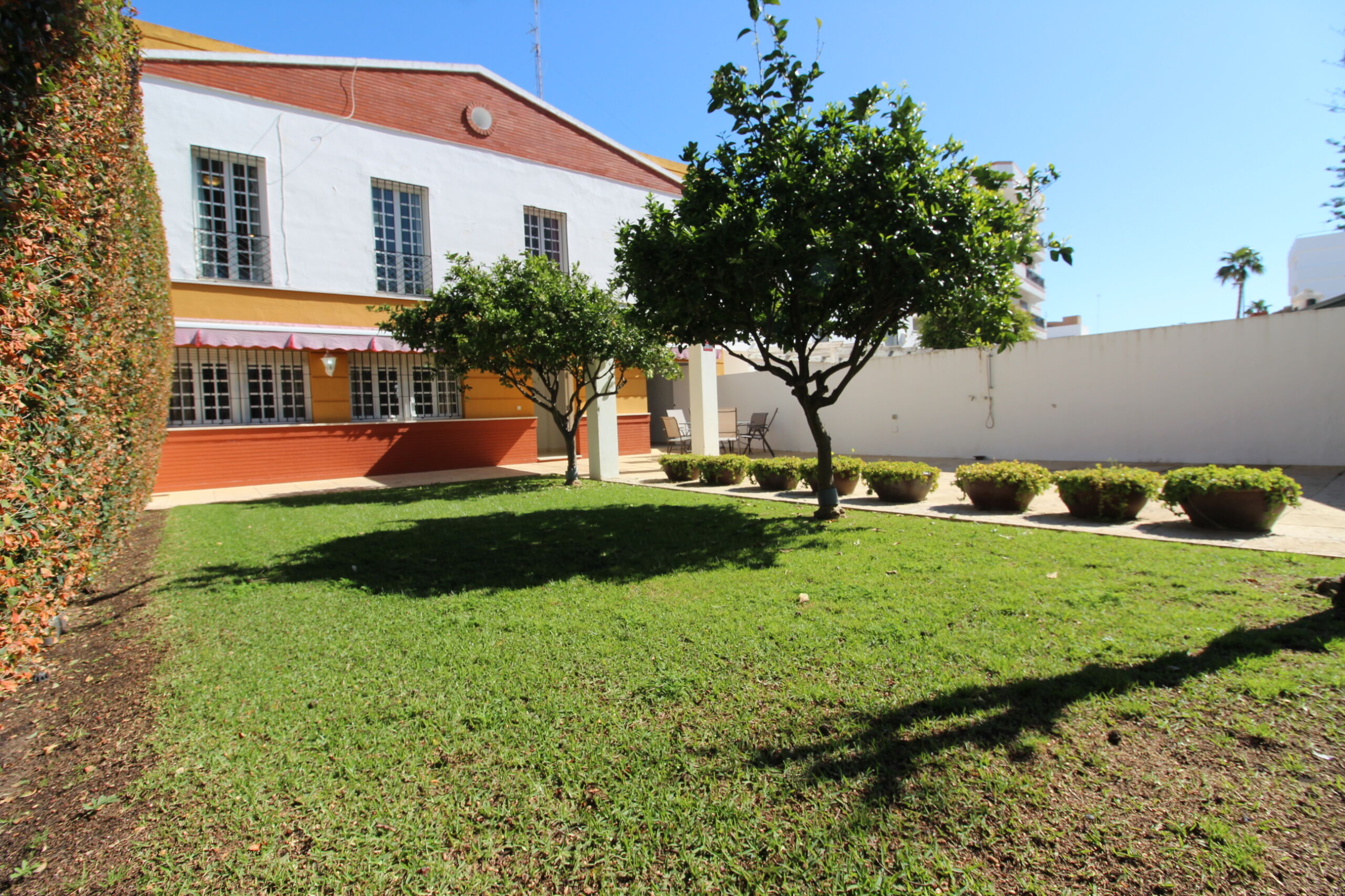 Jardín privado de casa en venta en Rota con césped y zona exterior