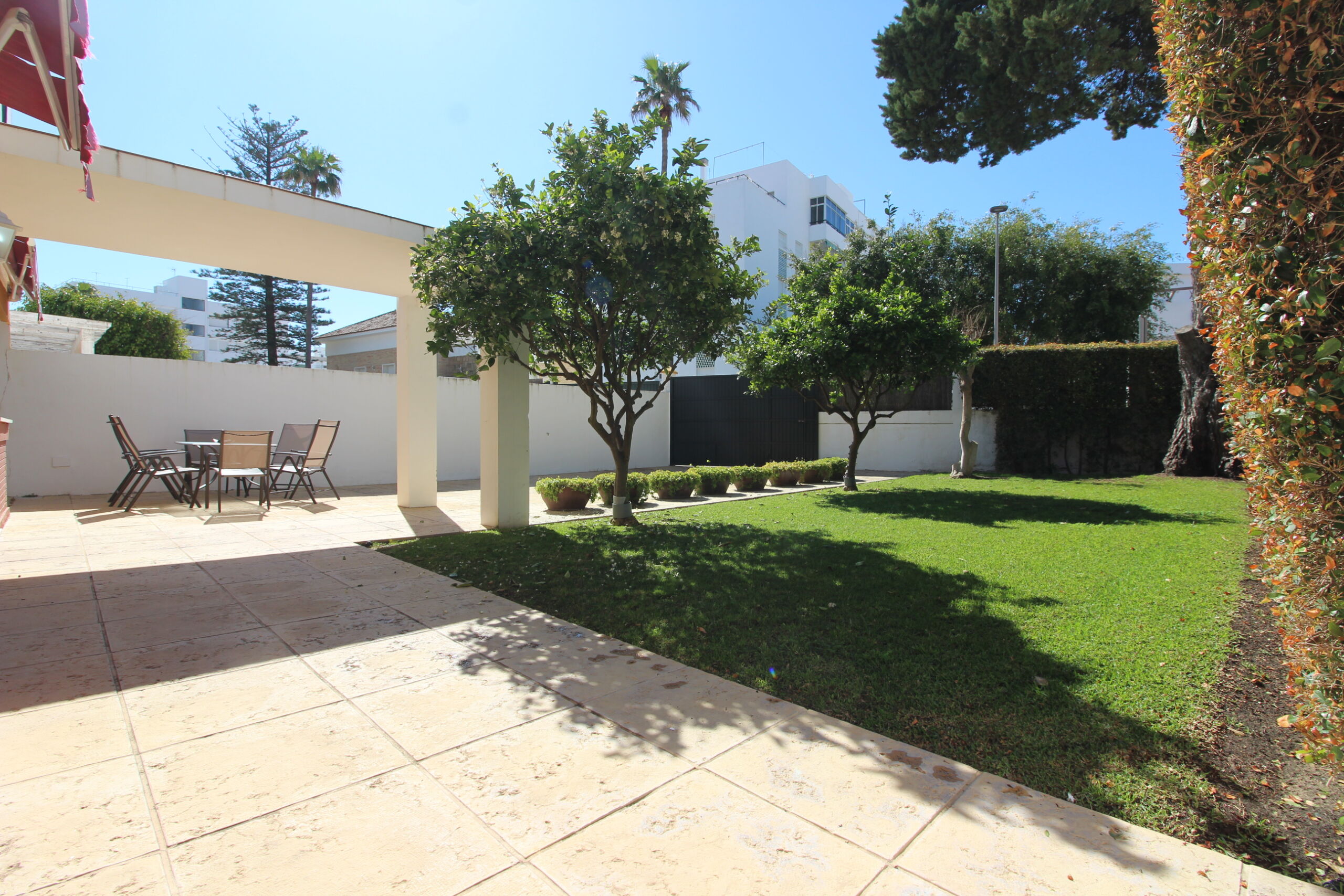 Patio y jardín de casa en venta en Rota con amplia zona exterior