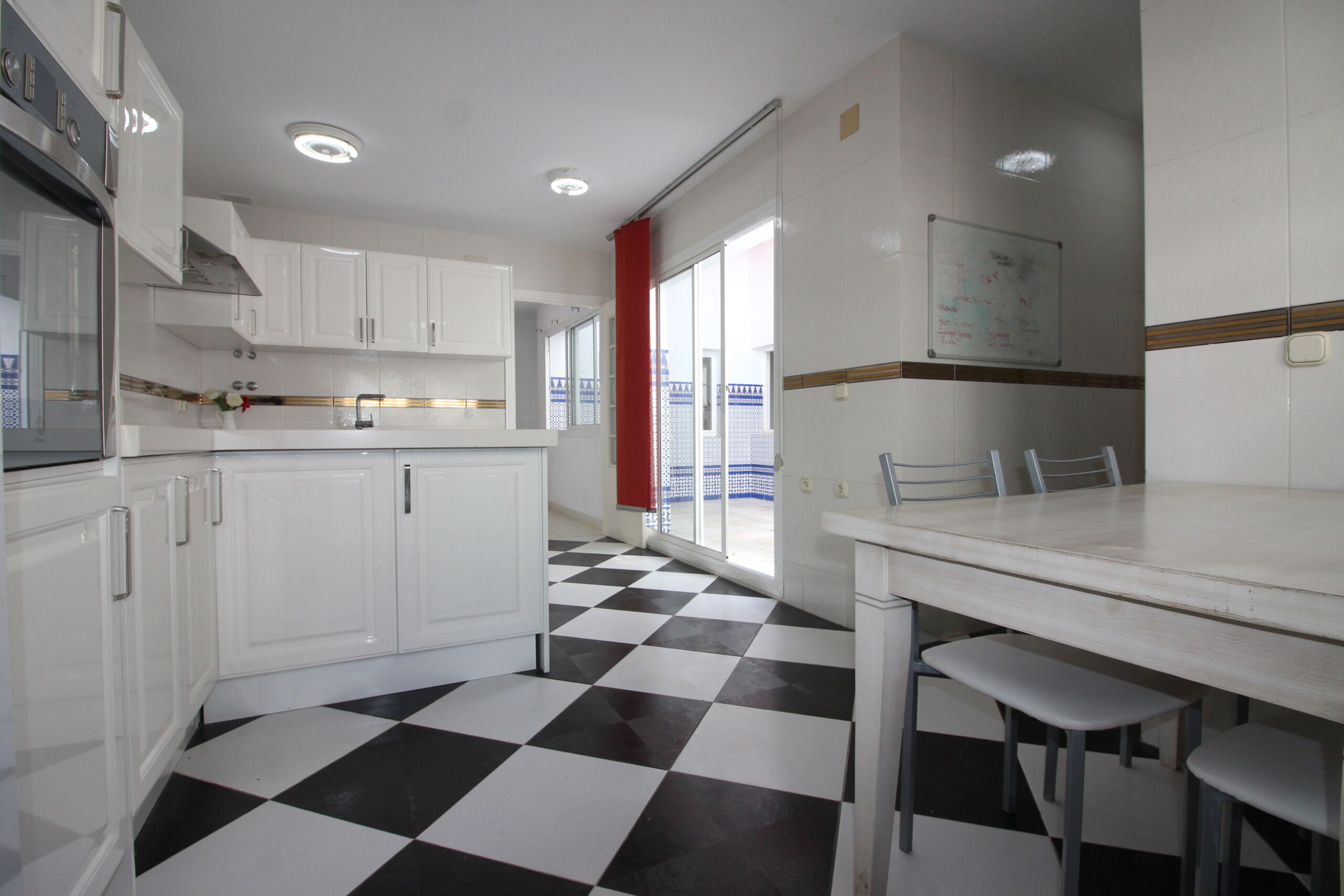 Cocina de casa en venta en Rota con zona office y gran amplitud