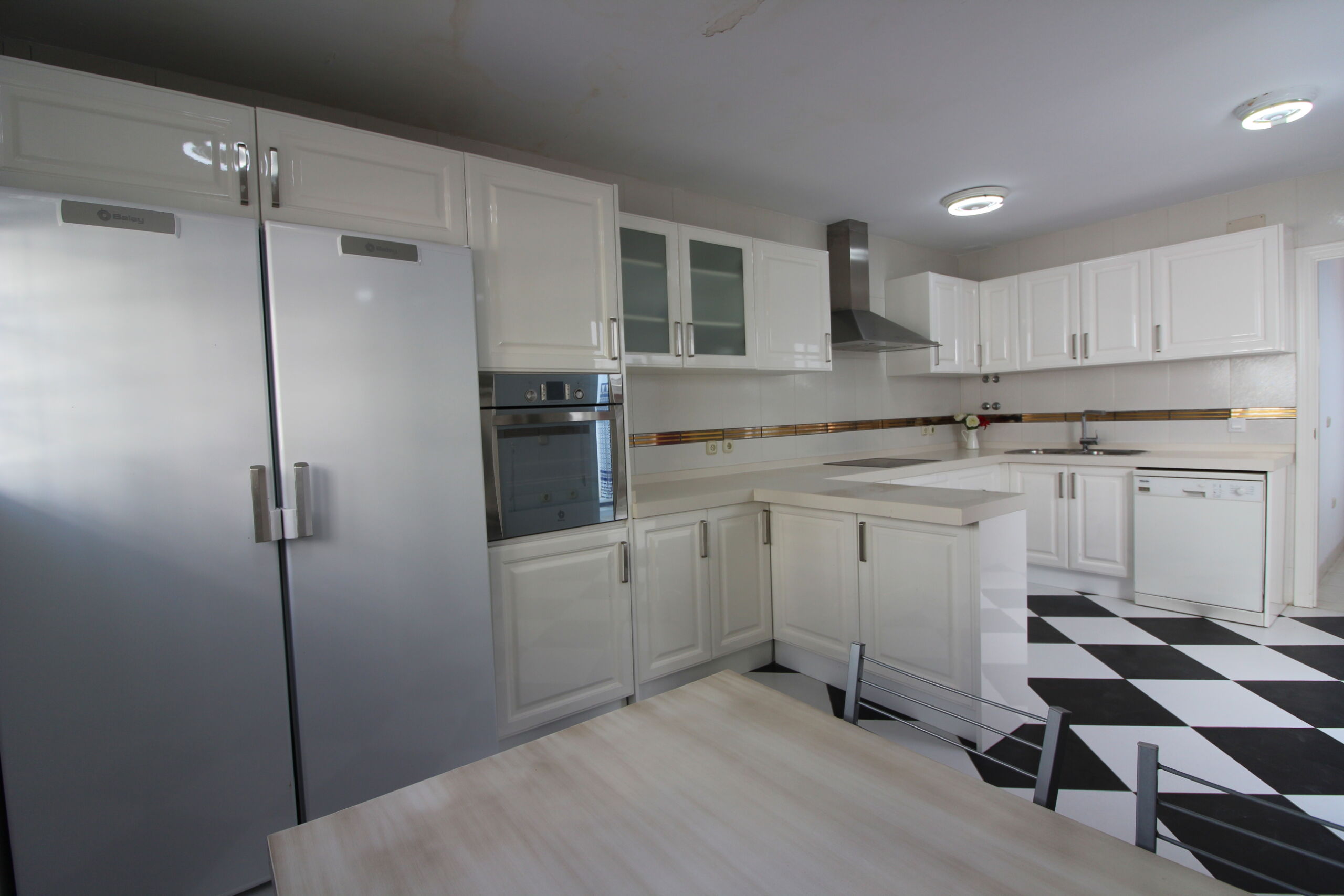 Cocina moderna de casa en venta en Rota con electrodomésticos integrados