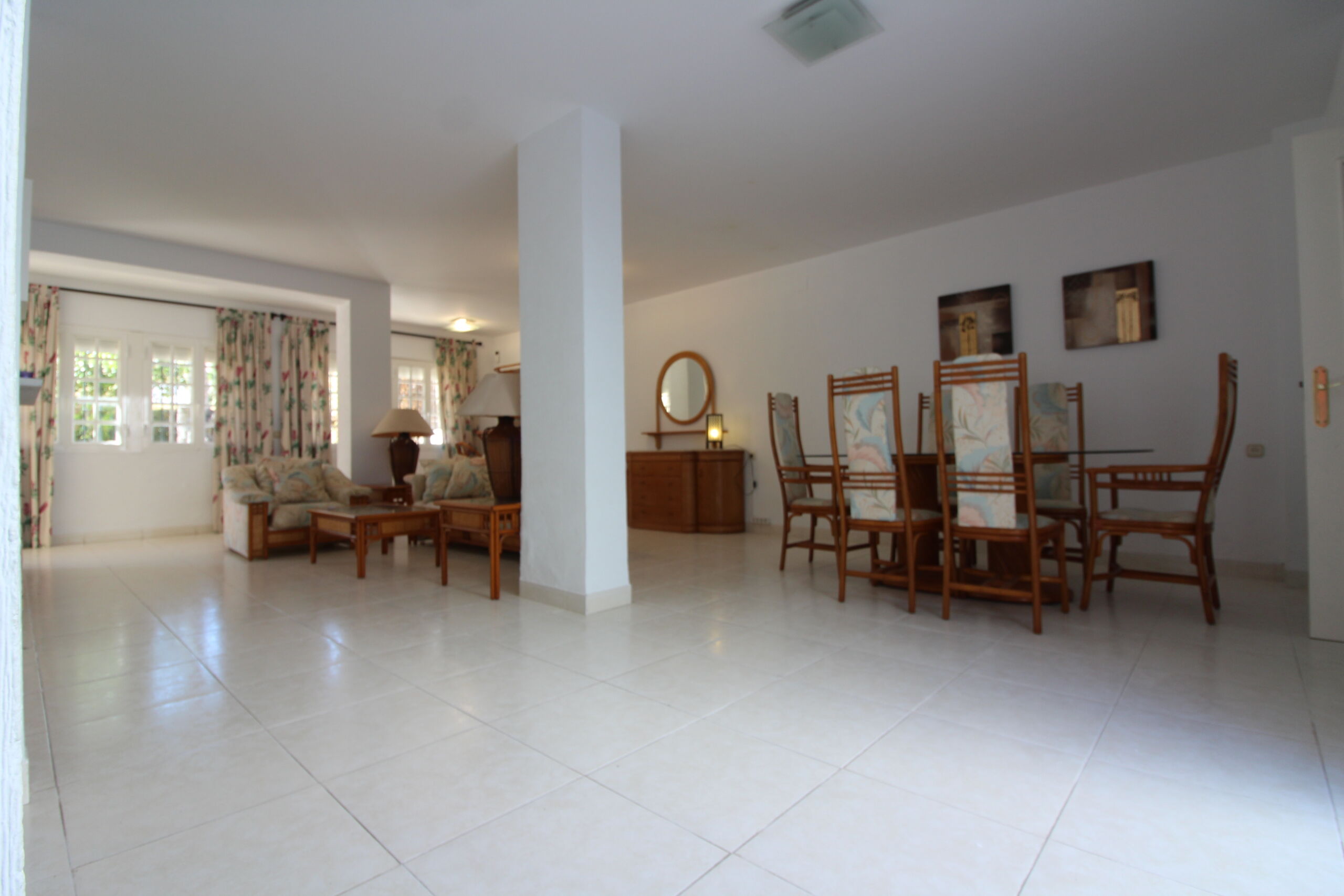 Salón comedor de casa en venta en Rota con espacios abiertos