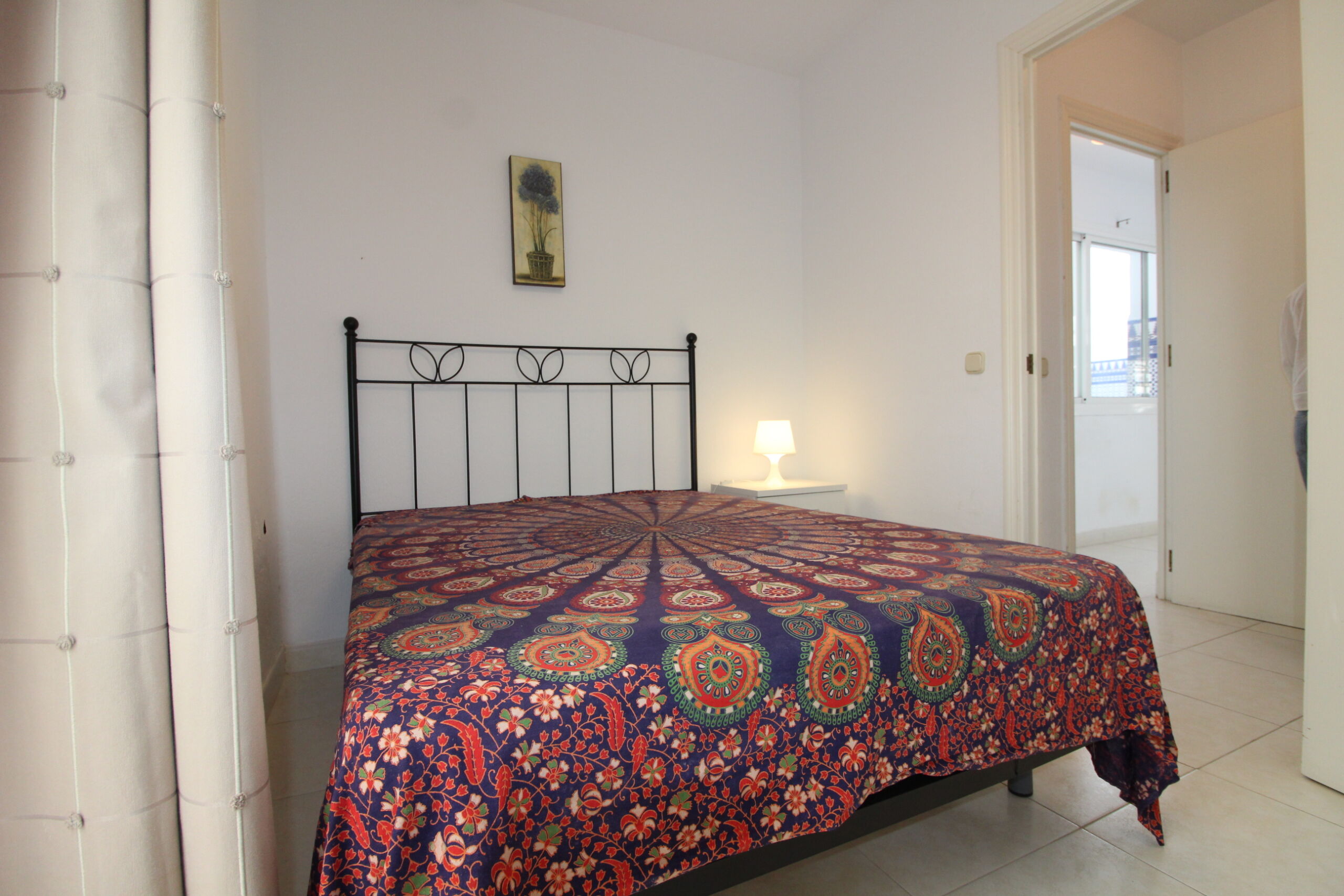 Dormitorio de casa en venta en Rota con cama doble y luz natural