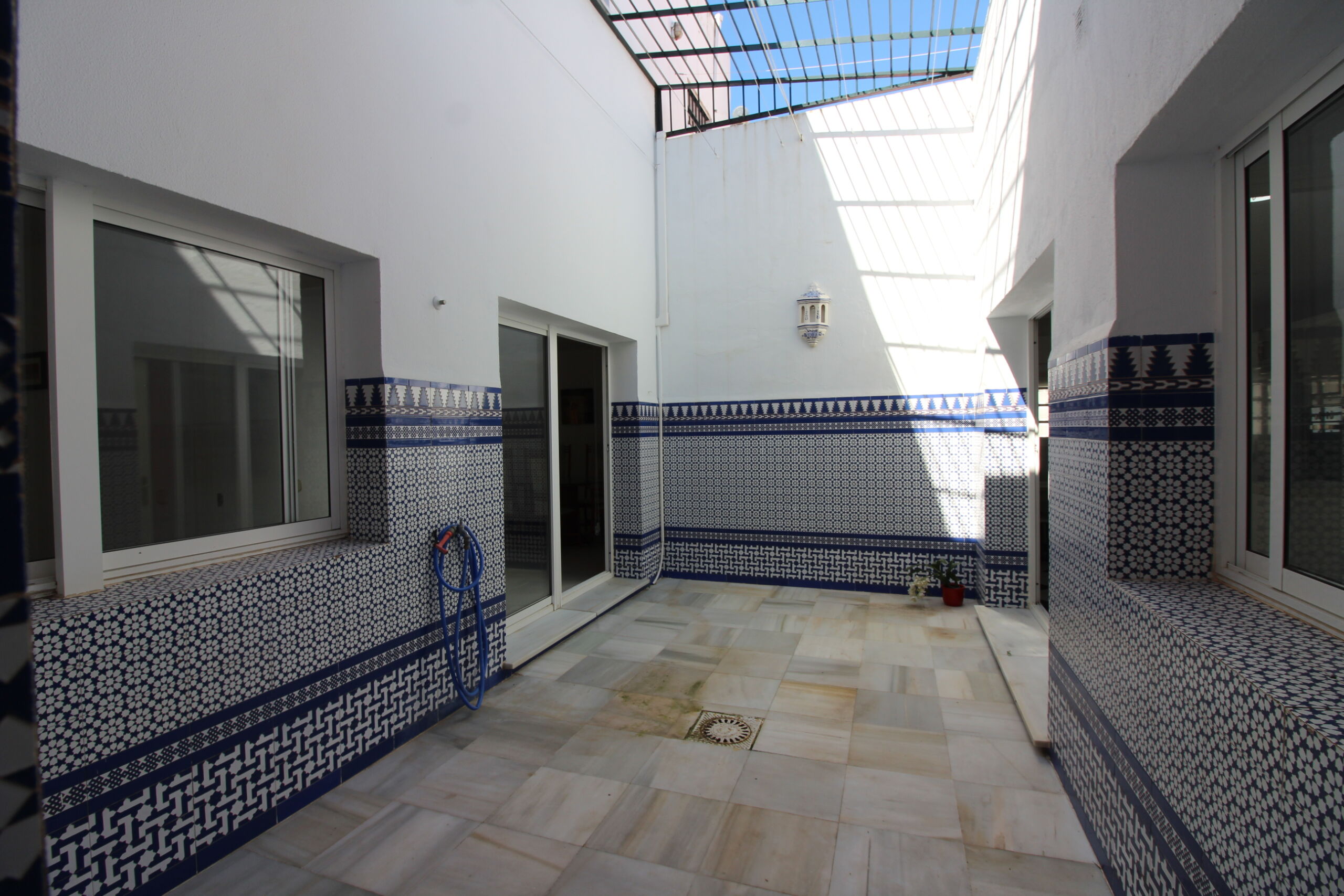 Patio interior de casa en venta en Rota con luz natural y acceso desde la vivienda