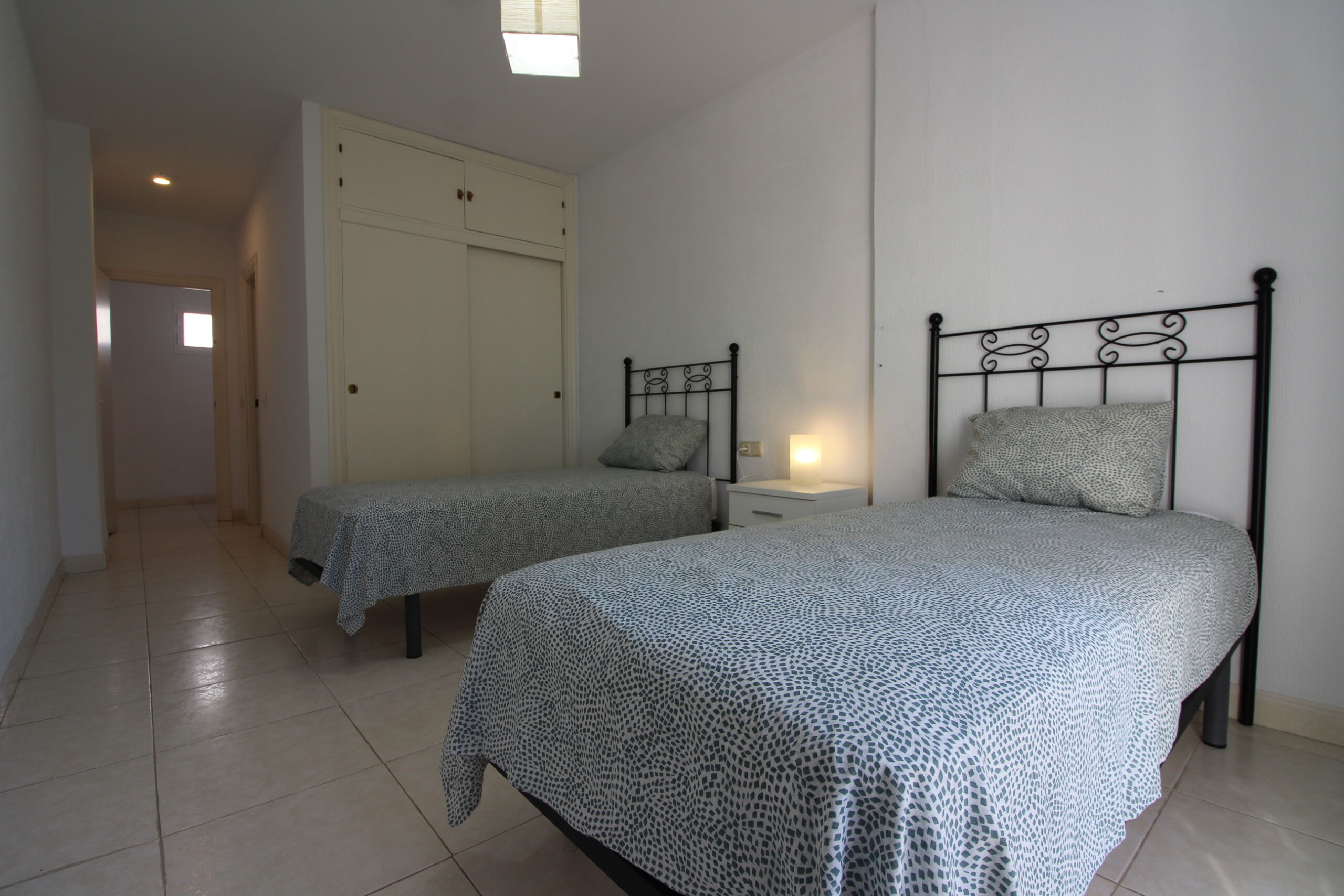 Dormitorio de casa en venta en Rota con dos camas y armarios empotrados