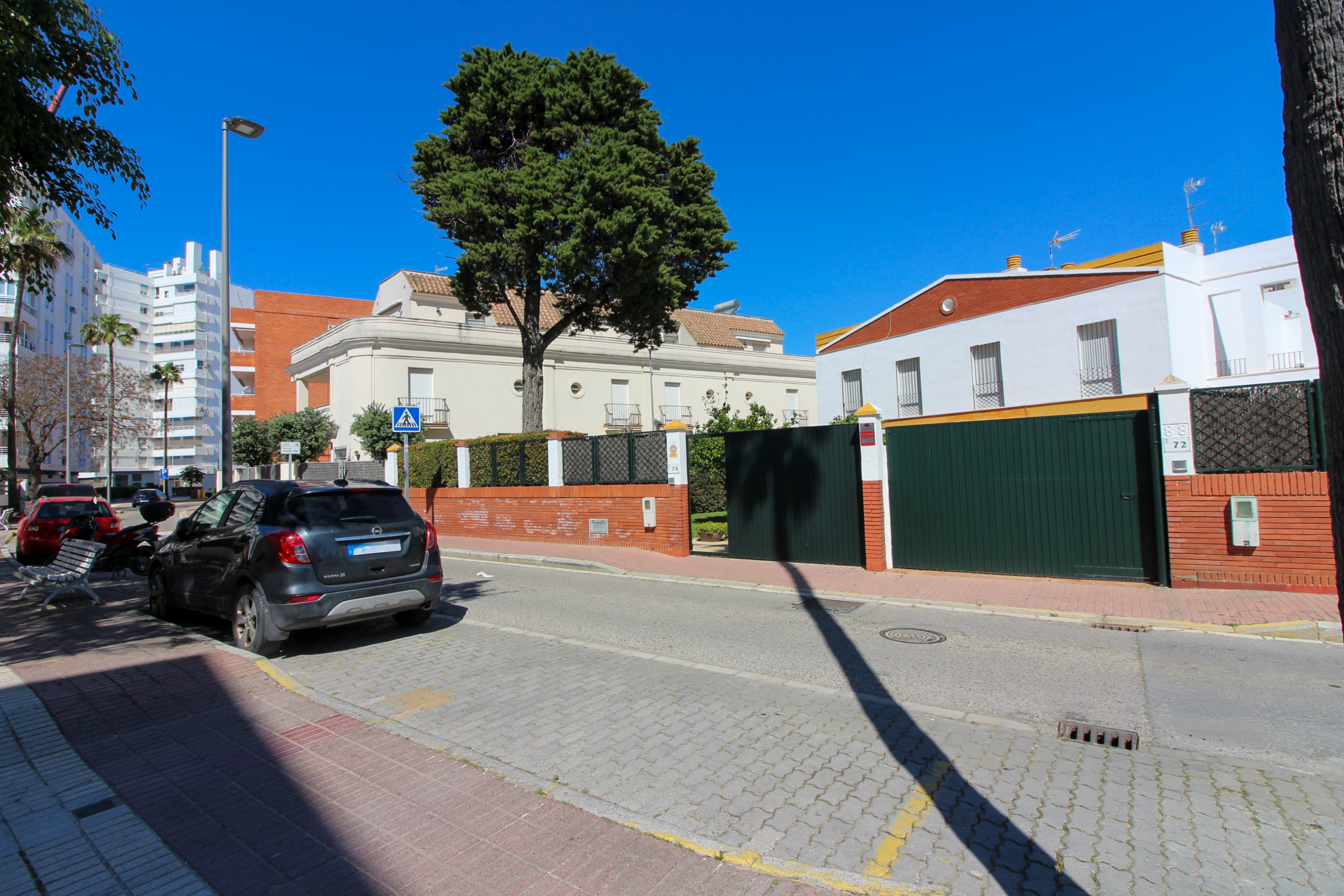 Entorno exterior de casa en venta en Rota en zona residencial cercana a la playa